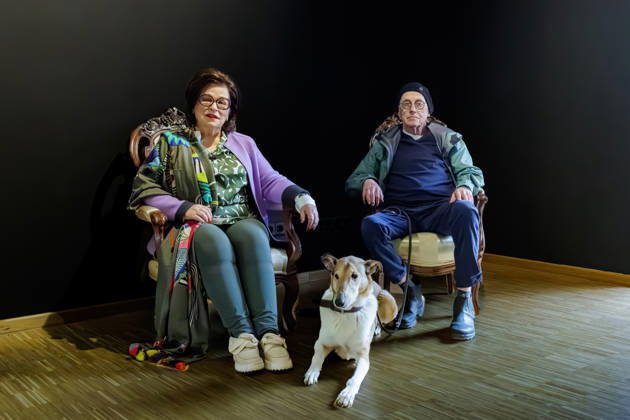 11.04.2026. Neuss. Kunstinitiative Wurzeln und Flügel e.V. Der Fotograf und Videokünstler Horst Wackerbarth präsentiert Arbeiten aus seiner Zeit als Modefotograf in den 1990ern. Hier mit Kuratorin Beate Düsterberg (links) Neuss Kunstinitiative Wurzeln und Flügel e.V. Nordrhein-Westfalen Deutschland