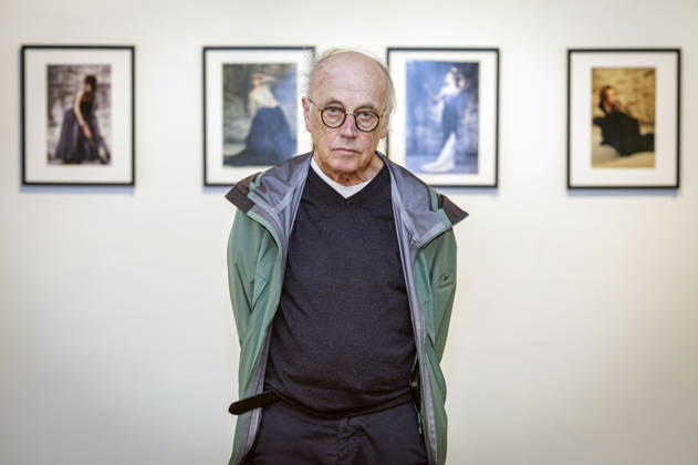 Horst Wackerbarth präsentiert Arbeiten aus seiner Zeit als Modefotograf in den 1990ern bei der Kunstinitiative Wurzeln und Flügel im Schloss Reuschenberg. Neuss, 11.04.2026
