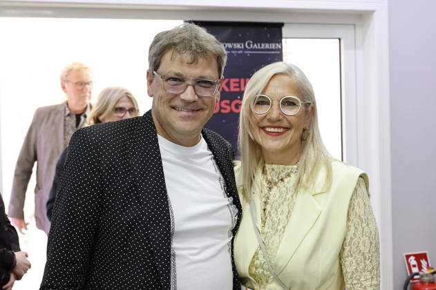 Christoph Walentowski und Angela Walentowski bei der Eröffnung der Ausstellung Keine Panik in Werl - Das Udo Lindenberg Universum in den Walentowski Galerien. Werl, 11.04.2026