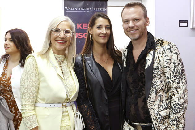 Angela Walentowski, Daniela Weikert und Christian Ehrlich bei der Eröffnung der Ausstellung Keine Panik in Werl - Das Udo Lindenberg Universum in den Walentowski Galerien. Werl, 11.04.2026