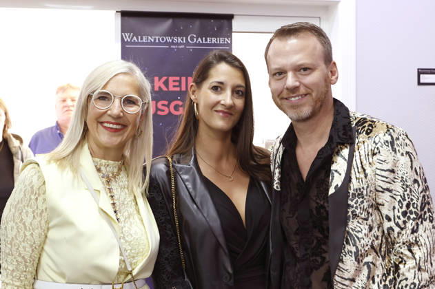 Angela Walentowski, Daniela Weikert und Christian Ehrlich bei der Eröffnung der Ausstellung Keine Panik in Werl - Das Udo Lindenberg Universum in den Walentowski Galerien. Werl, 11.04.2026