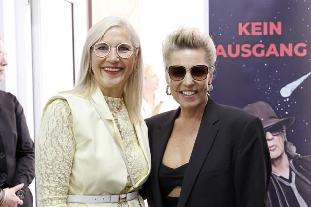 Angela Walentowski und Alexandra Hofmann bei der Eröffnung der Ausstellung Keine Panik in Werl - Das Udo Lindenberg Universum in den Walentowski Galerien. Werl, 11.04.2026