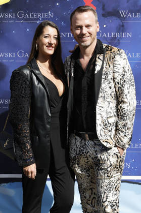 Daniela Weikert und Christian Ehrlich bei der Eröffnung der Ausstellung Keine Panik in Werl - Das Udo Lindenberg Universum in den Walentowski Galerien. Werl, 11.04.2026