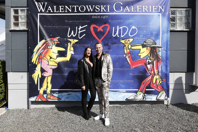 Daniela Weikert und Christian Ehrlich bei der Eröffnung der Ausstellung Keine Panik in Werl - Das Udo Lindenberg Universum in den Walentowski Galerien. Werl, 11.04.2026