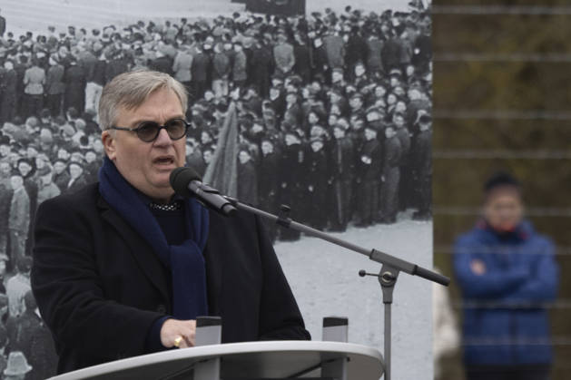 Gedenkfeier am Sonntag (12.04.2026) zum 81. Jahrestag der Befreiung des NS-Konzentrationslagers (KZ) Buchenwald durch US-Truppen am 11. April 1945. (Foto: Schauspieler, Comedian und Autor Hape Kerkeling, spricht beim Festakt. Er ist der Enkel eines ehemaligen Haeftlings im KZ Buchenwald) In das KZ Buchenwald bei Weimar und seine Aussenlager hatten die Nationalsozialisten zwischen 1937 und 1945 etwa 280.000 Menschen verschleppt, darunter Zehntausende Juedinnen und Juden. 56.000 Menschen wurden hier ermordet oder starben an Hunger, Krankheiten, durch Zwangsarbeit oder medizinische Experimente. (Siehe epd-Meldung vom 12.04.2026) EDITORIAL USE ONLY