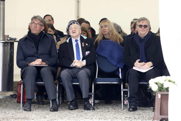 Wolfram Weimer, Alojzy Maciak aus Warschau, Überlebender des KZ Buchenwald, und Hape Kerkeling bei der Kranzniederlegung zum 81. Jahrestag der Befreiung des Konzentrationslagers Buchenwald und Mittelbau-Dora. Weimar, 12.04.2026