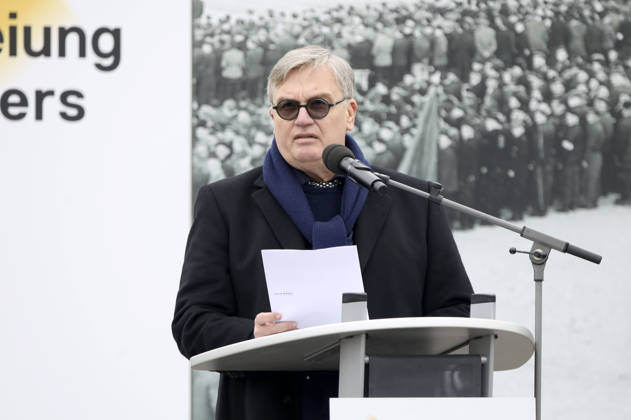 Hape Kerkeling bei der Kranzniederlegung zum 81. Jahrestag der Befreiung des Konzentrationslagers Buchenwald und Mittelbau-Dora. Weimar, 12.04.2026