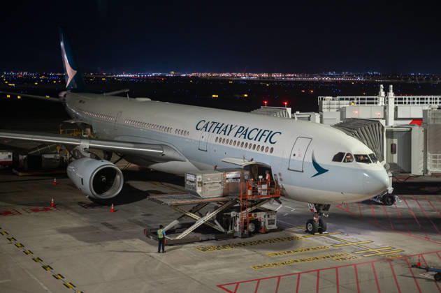 23.03.2026, Singapur, Republik Singapur, Asien - Ein Airbus A330-300 Passagierflugzeug der Fluggesellschaft Cathay Pacific Airways mit der Registrierung B-LAD parkt an einem Gate auf dem internationalen Flughafen Singapur Changi (SIN). Cathay Pacific ist Mitglied der Oneworld Luftfahrtallianz, einem internationalen Netzwerk von Fluggesellschaften.