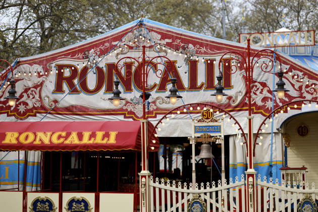 Das Zirkuszellt des Circus Theater Roncalli zu sehen auf dem Neumarkt. Circus Roncalli unter Zirkusdirektor Bernhard Paul ist einer der bekanntesten Zirkusse, die bewusst auf Tiere verzichten. (Themenbild, Symbolbild) Köln, 12.04.2026 NRW Deutschland Copyright: xChristophxHardtx