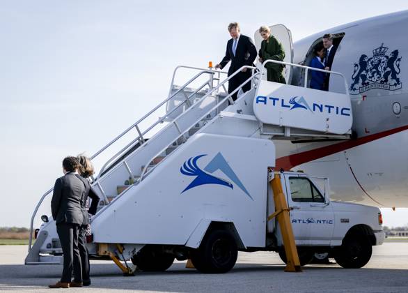 PHILADELPHIA - King Willem-Alexander and Queen Maxima land at Philadelphia International Airport for a three-day working visit to Philadelphia, Washington DC, and Miami. REMKO DE WAAL ANP netherlands out - belgium out  Copyright: xx x555670093x originalFilename: 555670093.jpg
