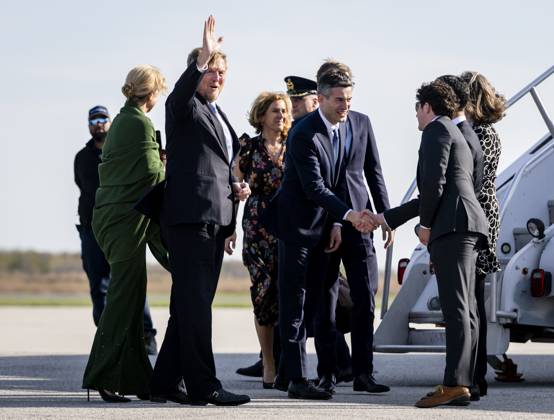 PHILADELPHIA - King Willem-Alexander and Queen Maxima land at Philadelphia International Airport for a three-day working visit to Philadelphia, Washington DC, and Miami. REMKO DE WAAL ANP netherlands out - belgium out  Copyright: xx x555672495x originalFilename: 555672495.jpg