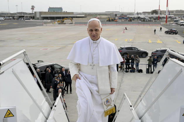ITALY - POPE LEO XIV TO ALGIERS AT ROME S GIUMICINO AIRPOT- 2026 4 13 Italy, Rome, Vatican, 2026 4 13. Pope Leo XIV boards his plane heading to Algiers at Rome s Fiumicino airport. Pope Leo XIV embarks today on an 11-day visit to Algeria, Cameroon, Angola and Equatorial Guinea for his first major international trip since becoming pontiff last year. EDITORIAL USE ONLY - NO BOOKS Copyright: xVATICANxMEDIAx