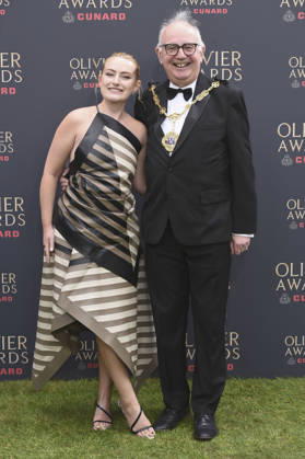 Amelia Dimoldenberg mit Vater Paul Dimoldenberg bei der Verleihung der Olivier Awards 2026 in der Royal Albert Hall. 12.04.2026