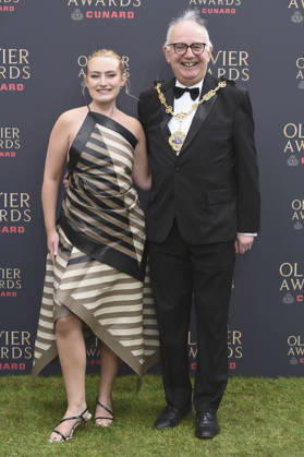 Amelia Dimoldenberg mit Vater Paul Dimoldenberg bei der Verleihung der Olivier Awards 2026 in der Royal Albert Hall. 12.04.2026