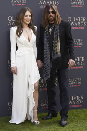 Elizabeth Hurley und Billy Ray Cyrus bei der Verleihung der Olivier Awards 2026 in der Royal Albert Hall. 12.04.2026