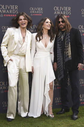 Damien Hurley, Elizabeth Hurley und Billy Ray Cyrus bei der Verleihung der Olivier Awards 2026 in der Royal Albert Hall. 12.04.2026