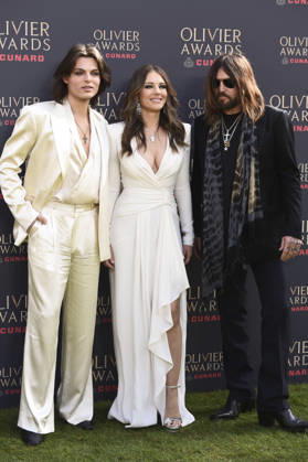 Damien Hurley, Elizabeth Hurley und Billy Ray Cyrus bei der Verleihung der Olivier Awards 2026 in der Royal Albert Hall. 12.04.2026
