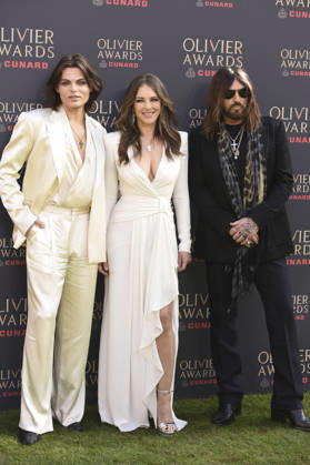 Damien Hurley, Elizabeth Hurley und Billy Ray Cyrus bei der Verleihung der Olivier Awards 2026 in der Royal Albert Hall. 12.04.2026