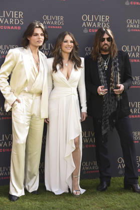 Damien Hurley, Elizabeth Hurley und Billy Ray Cyrus bei der Verleihung der Olivier Awards 2026 in der Royal Albert Hall. 12.04.2026