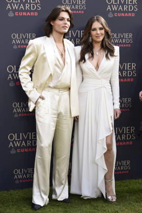Damien Hurley mit Mutter Elizabeth Hurley bei der Verleihung der Olivier Awards 2026 in der Royal Albert Hall. 12.04.2026