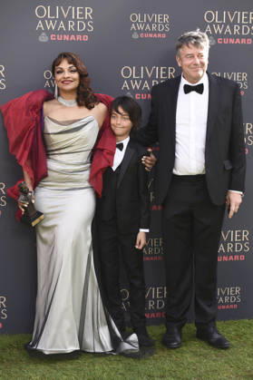 Danielle de Niese mit Sohn und Ehemann Gus Christie bei der Verleihung der Olivier Awards 2026 in der Royal Albert Hall. 12.04.2026