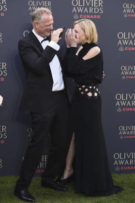 Cate Blanchett mit Gast bei der Verleihung der Olivier Awards 2026 in der Royal Albert Hall. 12.04.2026