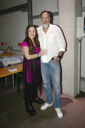 Daniela Alfinito mit Partner Thorsten nach ihrem Konzert in der in der Messe- & Veranstaltungshalle. Löbau, 12.04.2026
