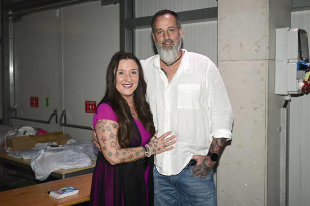 Daniela Alfinito mit Partner Thorsten nach ihrem Konzert in der in der Messe- & Veranstaltungshalle. Löbau, 12.04.2026
