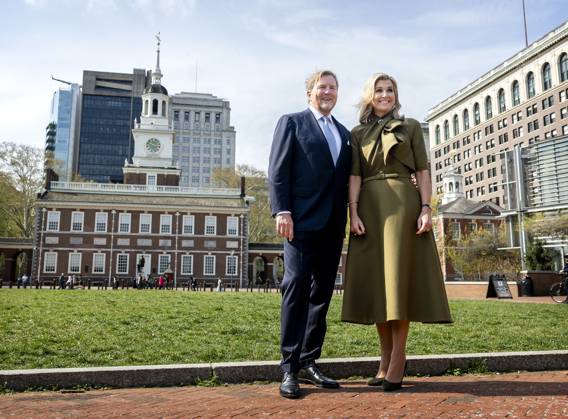 PHILADELPHIA - King Willem-Alexander and Queen Maxima pose in front of Independence Hall, where the 250th anniversary of the US and the Dutch role in it were commemorated. The royal couple paid a three-day working visit to Philadelphia, Washington D.C., and Miami in the United States. REMKO DE WAAL ANP netherlands out - belgium out  Copyright: xx x555717030x originalFilename: 555717030.jpg