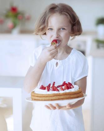 Young girl with cake and strawberries - Young girl with cake and strawberries model released Symbolfoto Copyright: xmoodboardx Panthermedia75461628.jpg