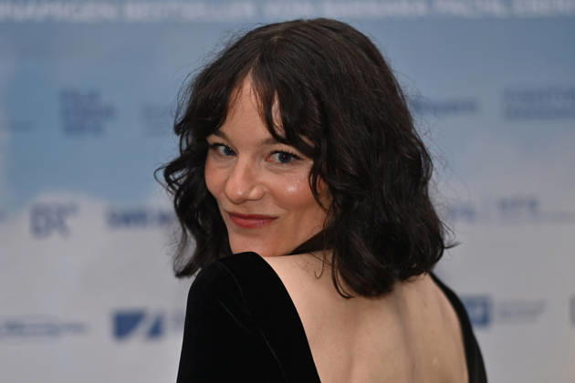 Valerie Pachner (Schauspielerin), Einzelbild,angeschnittenes Einzelmotiv,Portraet,Portrait,Porträt. Pemiere von VIER MINUS DREI am 13.03420226 in Muenchen. Roter Teppich,Red Carpet.