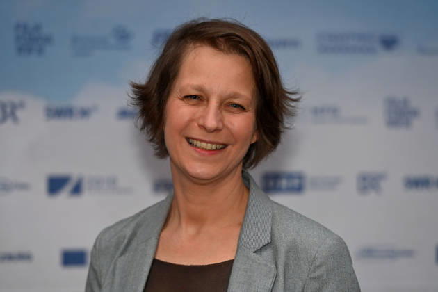 Barbara Pachl-Eberhart (Autorin), Einzelbild,angeschnittenes Einzelmotiv,Portraet,Portrait,Porträt. Pemiere von VIER MINUS DREI am 13.03420226 in Muenchen. Roter Teppich,Red Carpet.