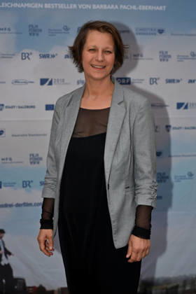Barbara Pachl-Eberhart (Autorin), Einzelbild,angeschnittenes Einzelmotiv,Halbfigur,halbe Figur. Pemiere von VIER MINUS DREI am 13.03420226 in Muenchen. Roter Teppich,Red Carpet.