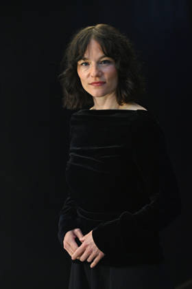 Valerie Pachner (Schauspielerin), Einzelbild,angeschnittenes Einzelmotiv,Halbfigur,halbe Figur. Pemiere von VIER MINUS DREI am 13.03420226 in Muenchen. Roter Teppich,Red Carpet.