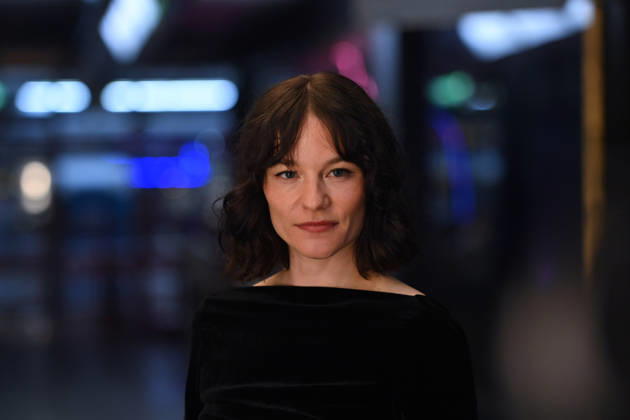 Valerie Pachner (Schauspielerin), Einzelbild,angeschnittenes Einzelmotiv,Portraet,Portrait,Porträt. Pemiere von VIER MINUS DREI am 13.03420226 in Muenchen. Roter Teppich,Red Carpet.