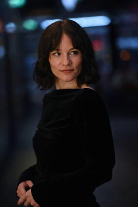 Valerie Pachner (Schauspielerin), Einzelbild,angeschnittenes Einzelmotiv, Halbfigur,halbe Figur. Pemiere von VIER MINUS DREI am 13.03420226 in Muenchen. Roter Teppich,Red Carpet.