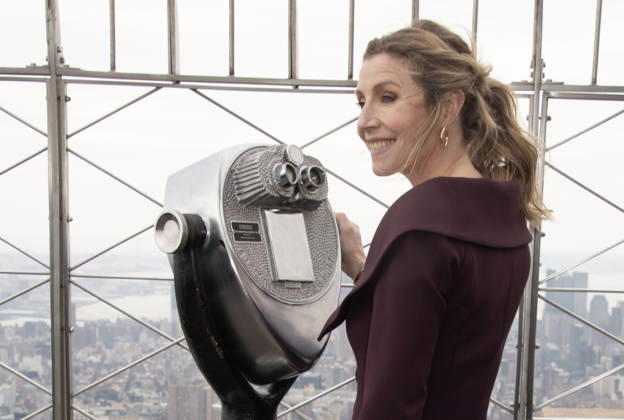 NEW YORK, NY APRIL 13 Sarah Chalke visits the Empire State Building ahead of the season finale of the Scrubs revival on ABC on April 13, 2026 in New York City Credit John Fycke AdMedia 455024 2026 04 13 New York New York City  Copyright: xAdMediax STAR_455024_012