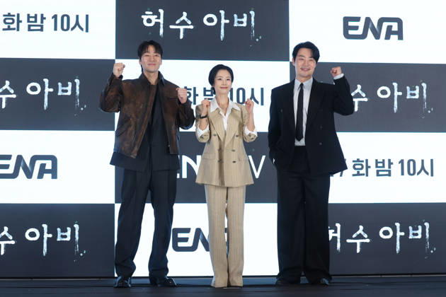 Drama The Scarecrow Drama The Scarecrow The stars of the new drama The Scarecrow -- Park Hae-soo, Kwak Sun-young and Lee Hee-jun (L to R) -- pose for a photo during a publicity event in Seoul on April 13, 2026. The first episode of the drama will be aired by the cable channel ENA on April 20. (Yonhap) 2026-04-14 11:02:02 < 1980-2026 YONHAPNEWS AGENCY. .> ¼­¿ïÆ¯º°½Ã EDITORIAL USE ONLY  Copyright: xx PYH2026041407510034400 YonhapxNewsx yonphotos251417