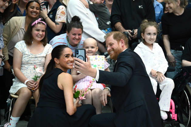 HARRY AND MEGHAN AUSTRALIA VISIT, Prince Harry and Meghan, the Duke and Duchess of Sussex greet children during their visit to the Royal Children™s Hospital in Melbourne, Tuesday, April 14, 2026. ( NO ARCHIVING MELBOURNE VICTORIA AUSTRALIA  Copyright: xJOELxCARRETTx 20260414193044392584
