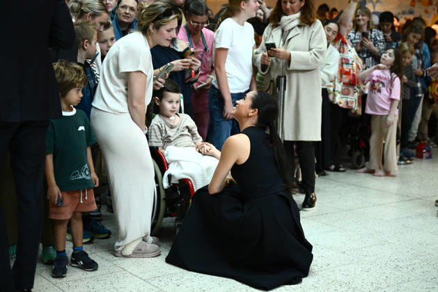 HARRY AND MEGHAN AUSTRALIA VISIT, Prince Harry and Meghan, the Duke and Duchess of Sussex greet children during their visit to the Royal Children™s Hospital in Melbourne, Tuesday, April 14, 2026. ( NO ARCHIVING MELBOURNE VICTORIA AUSTRALIA  Copyright: xJOELxCARRETTx 20260414189940301581