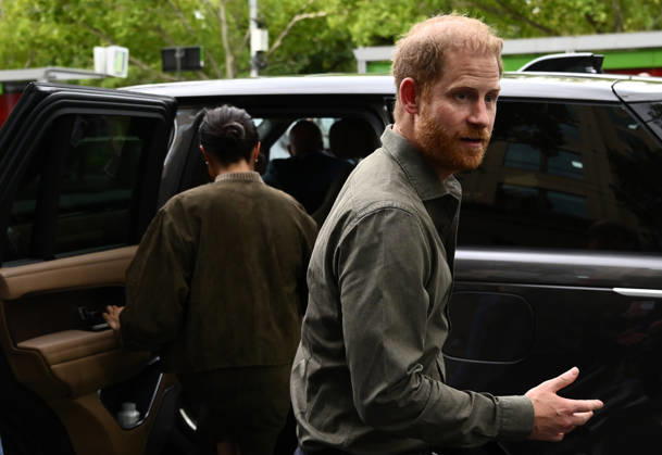 HARRY AND MEGHAN AUSTRALIA VISIT, Prince Harry and Meghan, the Duke and Duchess of Sussex leave following a visit to the Australian National Veterans Arts Museum in Melbourne, Tuesday, April 14, 2026. ( NO ARCHIVING MELBOURNE VICTORIA AUSTRALIA  Copyright: xJOELxCARRETTx 20260414114773150100