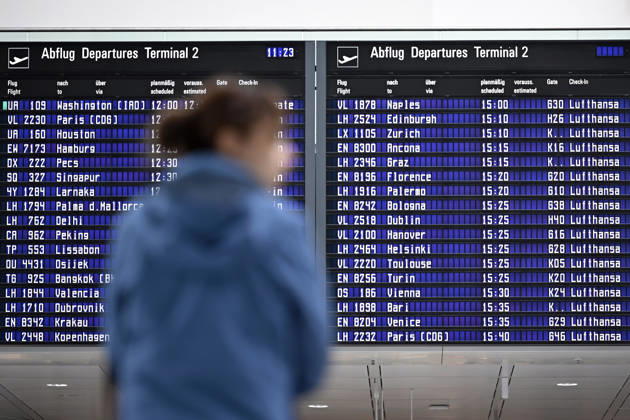 Ein Fluggast wartet vor einer Anzeigetafel mit Lufthansa-Flügen zu sehen am Rande der Eröffnung des Terminal 1-Pier am Flughafen München Franz Josef Strauß. (Themenbild, Symbolbild) München, 13.04.2026 Bayern Deutschland Copyright: xDwixAnoraganingrumx