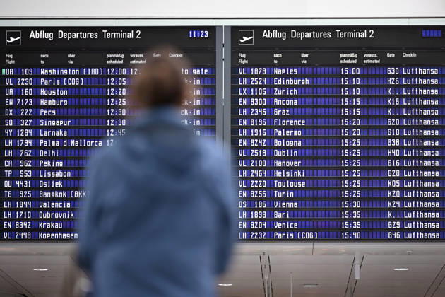 Ein Fluggast wartet vor einer Anzeigetafel mit Lufthansa-Flügen zu sehen am Rande der Eröffnung des Terminal 1-Pier am Flughafen München Franz Josef Strauß. (Themenbild, Symbolbild) München, 13.04.2026 Bayern Deutschland Copyright: xDwixAnoraganingrumx
