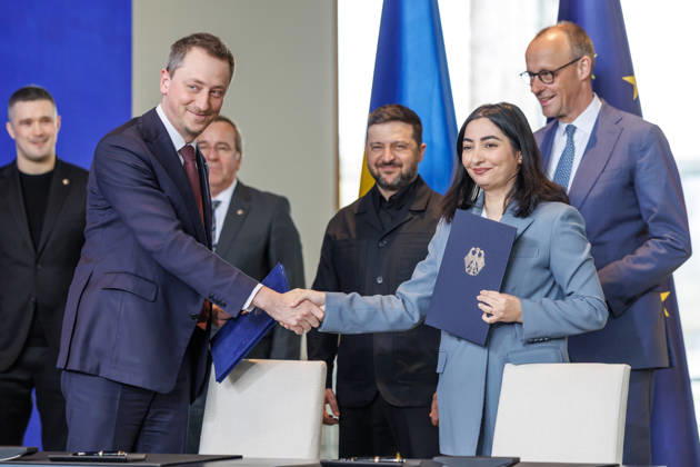 Reem Alabali-Radovan (SPD), Bundesministerin fuer wirtschaftliche Zusammenarbeit und Oleksii Sobolev, Entwicklung, und Minister fuer Wirtschaft, Umwelt und Landwirtschaft der Ukraine unterzeichnen Absichtserklaerung zur Foerderung des Wiederaufbaus und Widerstandsfaehigkeit der Industrie im Bundeskanzleramt im Bundeskanzleramt in Berlin am 14.04.2026. Berlin Berlin Deutschland Kanzleramt