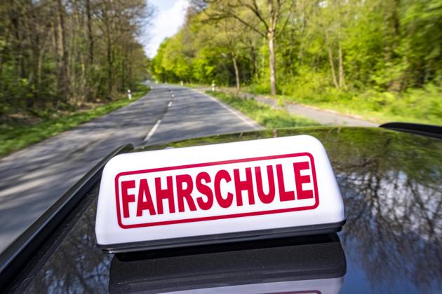 Symbolbild Fahrschule, Fahrt auf einer Landstraße, Fahrschule