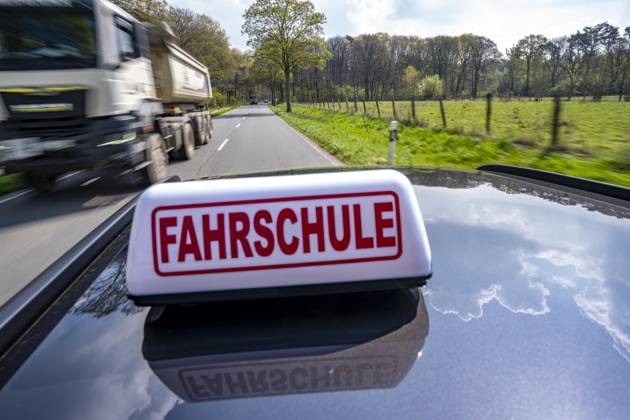 Symbolbild Fahrschule, Fahrt auf einer Landstraße, Fahrschule