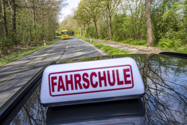 Symbolbild Fahrschule, Fahrt auf einer Landstraße, Fahrschule