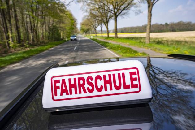 Symbolbild Fahrschule, Fahrt auf einer Landstraße, Fahrschule