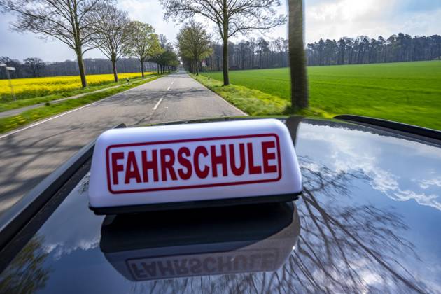 Symbolbild Fahrschule, Fahrt auf einer Landstraße, Fahrschule