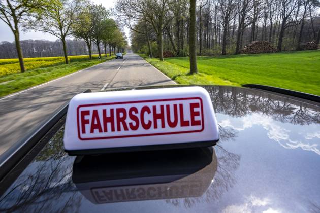 Symbolbild Fahrschule, Fahrt auf einer Landstraße, Fahrschule